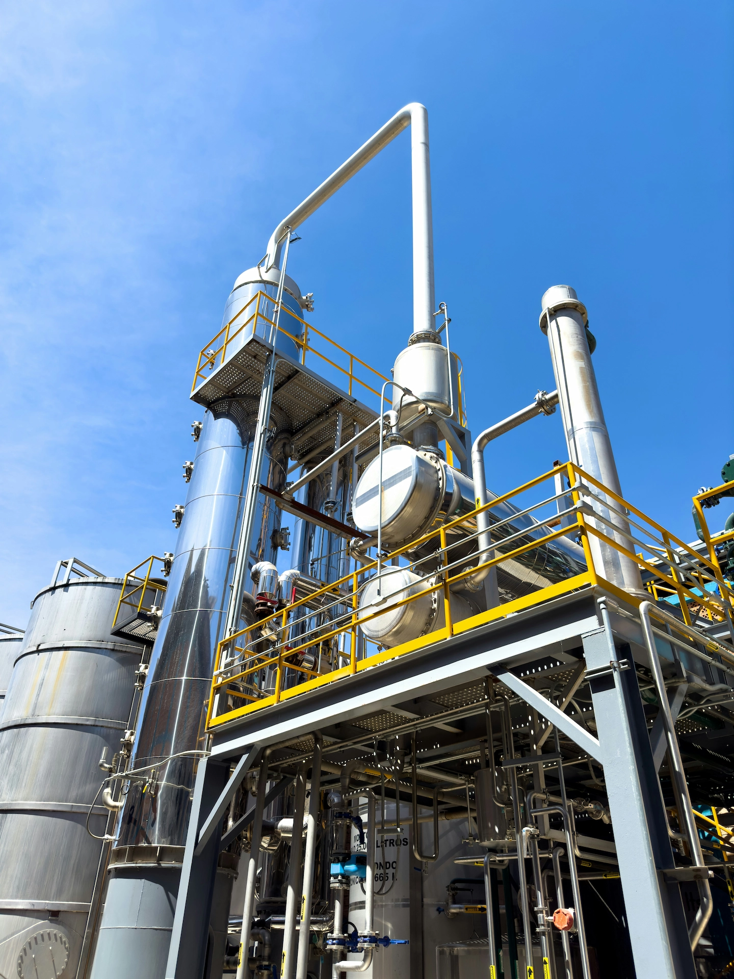 Moderne Produktionsanlage für die chemische Industrie mit Destillationskolonne und Wärmetauschern