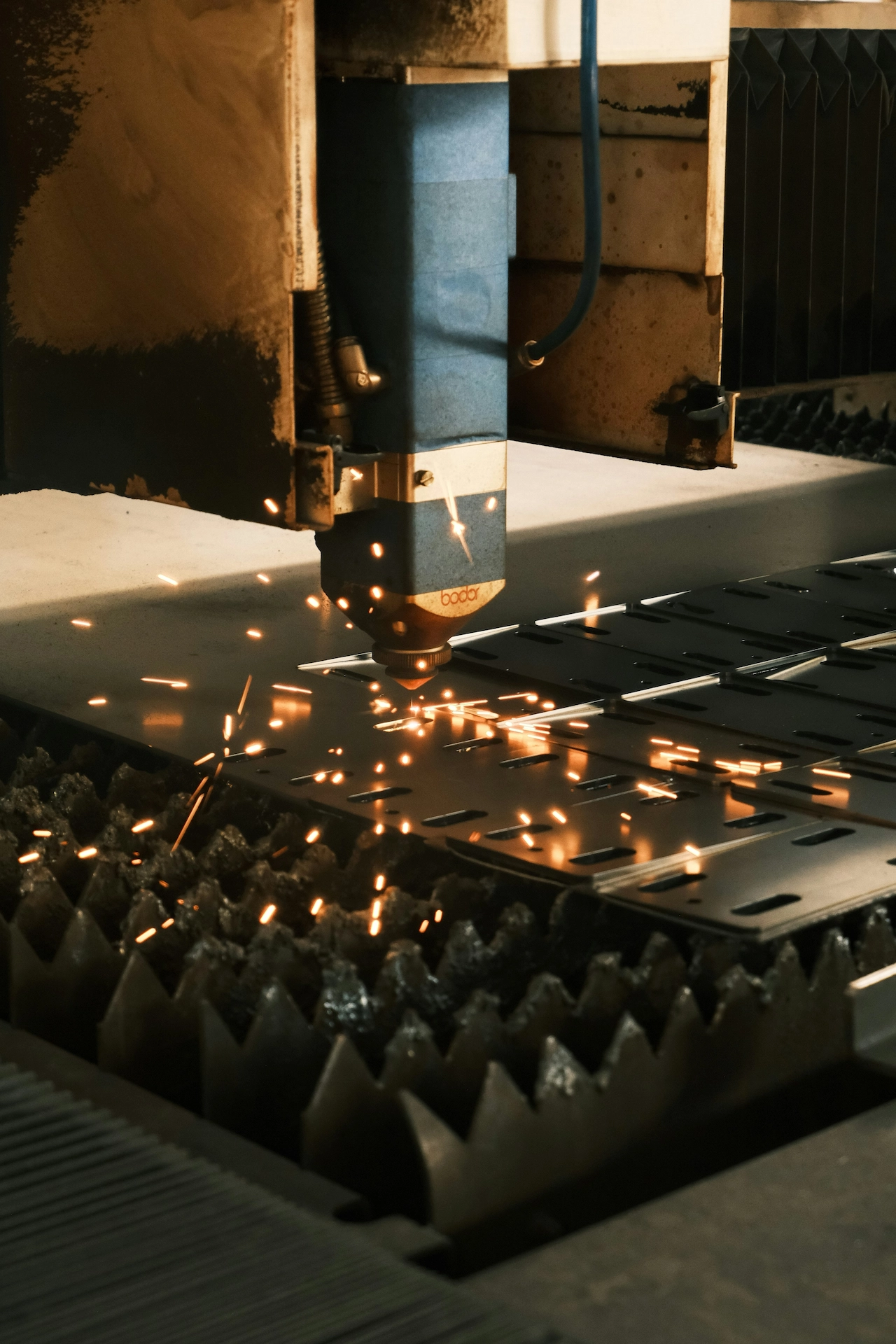 CNC-Laserschneidanlage beim Bearbeiten eines Metallblechs