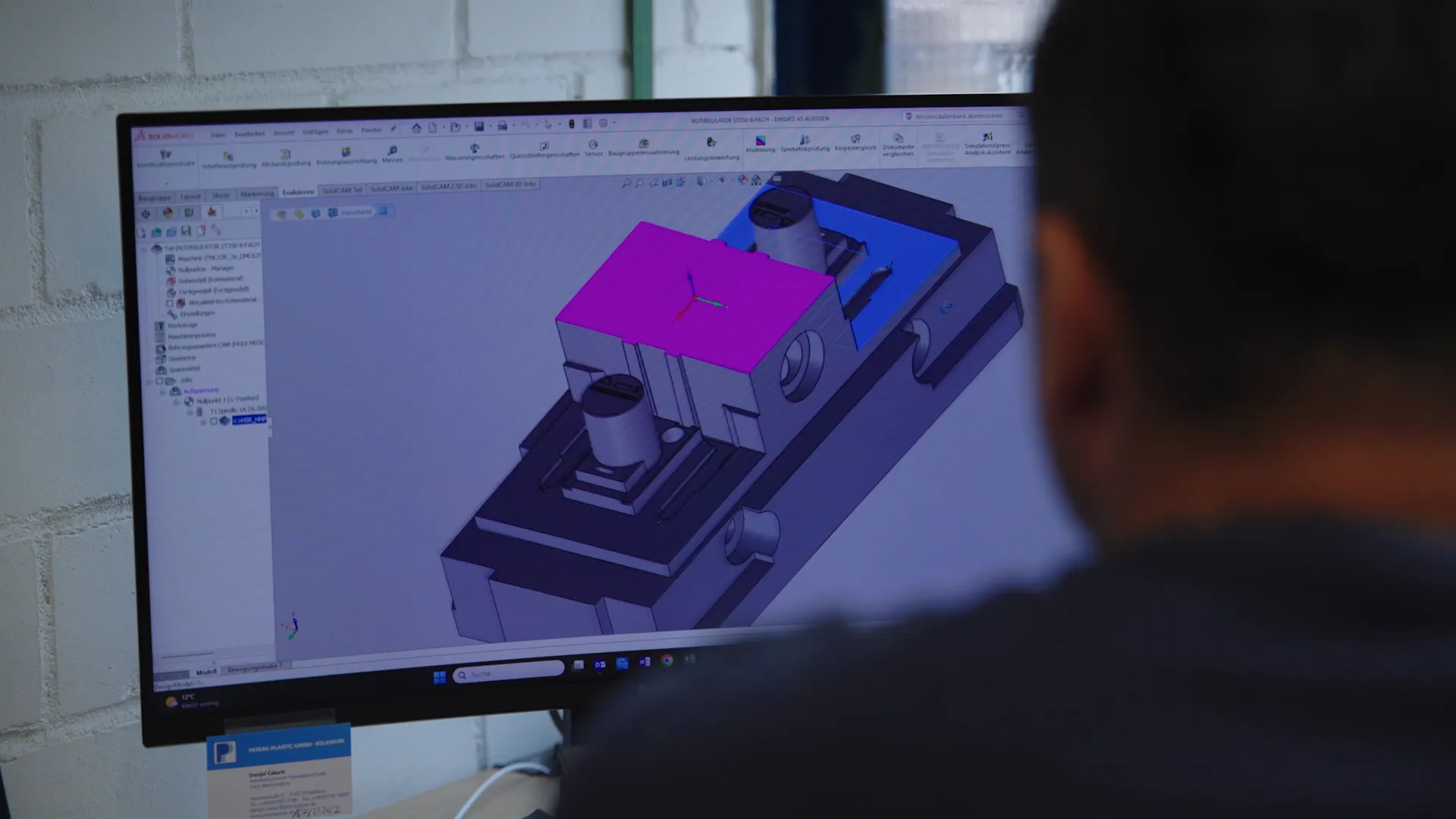 Ingenieur prüft Bauteildesign in einem CAD-Programm